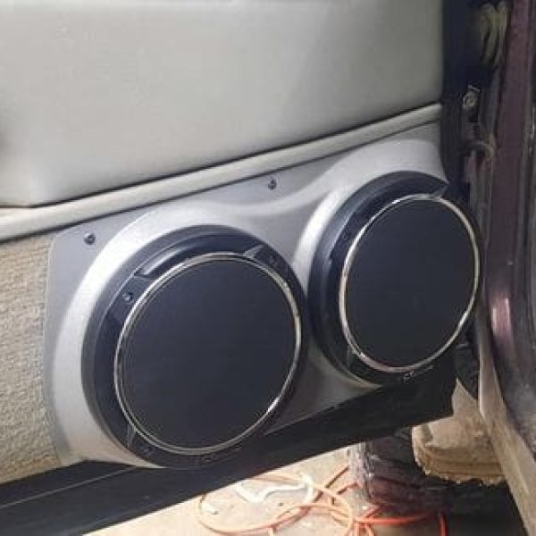 Pasgemaakte Luidsprekerpeule - Dubbele 6.5″ Luidsprekerpeule vir die Agterdeur van 'n 95-99 GM Volgrootte Bakkie Volgrootte Agterdeur 